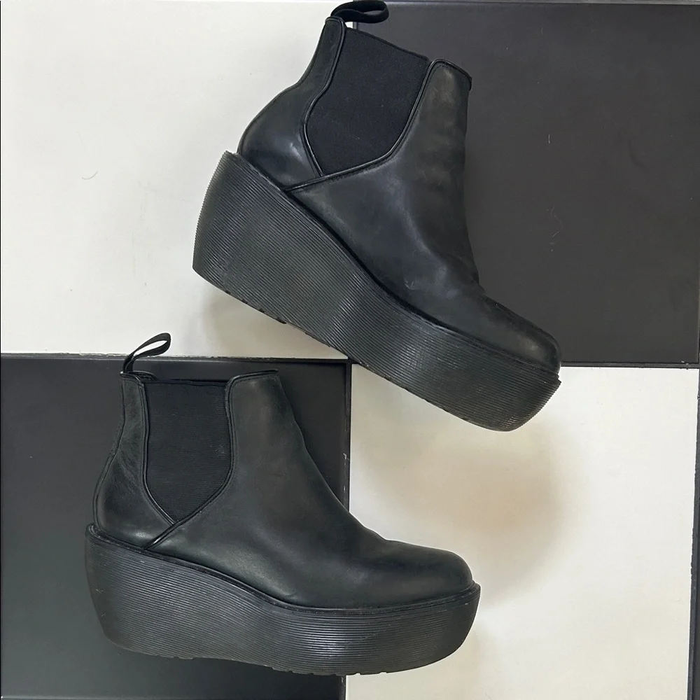 Rare Dr. Martens Black Platform “Aerial Chelsea Boots” size 9